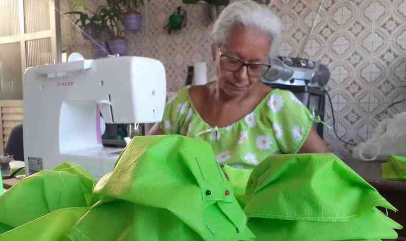 A costureira Maria dos Reis Dantas de Almeida  uma das que produziram as mscaras adquiridas pela Usiminas. (foto: Divulgao/Usiminas)