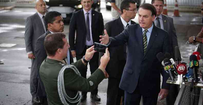 Bolsonaro deixa o Palcio do Alvorada e fala com a imprensa antes da reunio com os governadores do Sudeste(foto: Dida Sampaio/Estado Contedo)
