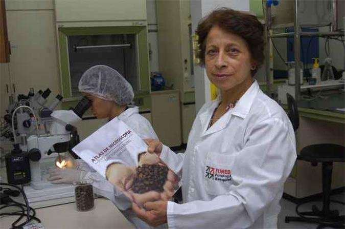 No laborat�rio da Funed, a pesquisadora Virg�nia del Carmem mostra o atlas ap�s verificar impurezas contidas no produto(foto: Maria Tereza Correia/EM/D.A Press)