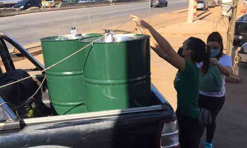 Dois lavatrios j foram instalados na Rua principal do Morro do Papagaio, para auxiliar os moradores na limpeza das mos