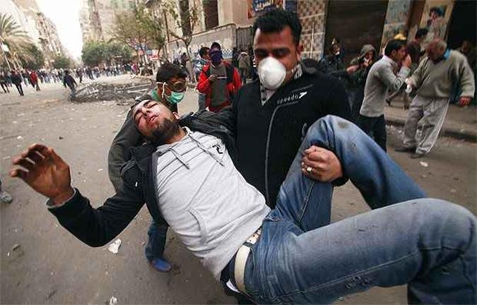 Outras duas perderam a vida na cidade de Suez, onde a polícia usou munição real para conter uma multidão que tentava invadir uma delegacia(foto: REUTERS/Suhaib Salem ) Outras duas perderam a vida na cidade de Suez, onde a polícia usou munição real para conter uma multidão que tentava invadir uma delegacia(foto: REUTERS/Suhaib Salem )