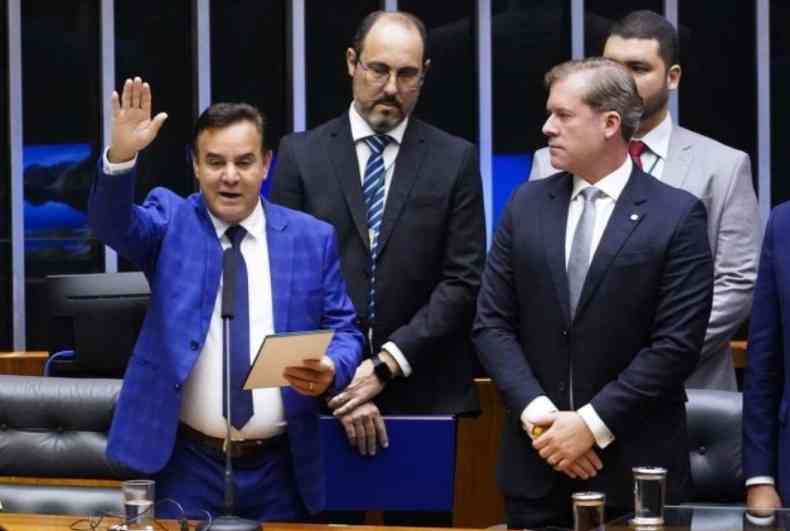 O parlamentar ( esquerda) quer que a celebrao seja instituda em 21 de maro - (crdito: Pablo Valadares