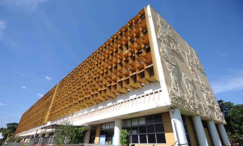 UFMG volta a usar análise socioeconômica para comprovar renda para ingresso na universidade em 2023(foto: Leandro Couri/EM/D.A Press) fachada do prédio da UFMG