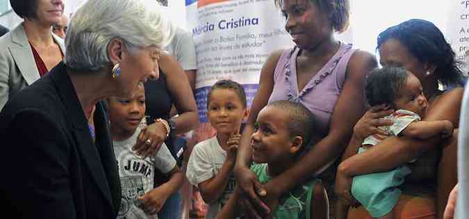 Lagarde defende teve um encontro com moradores do Complexo do Alemo(foto: AFP Photo/Tasso Marcelo)