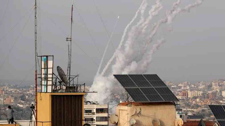Israel afirma que mais de mil foguetes foram lanados a partir de Gaza desde a noite de segunda(foto: Reuters)