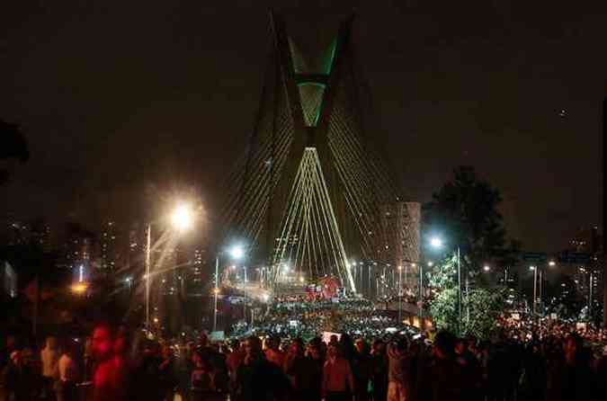 Ponte Estaiada, em So Paulo, foi um dos palcos das manifestaes em So Paulo (foto: Miguel Schincariol / AFP)