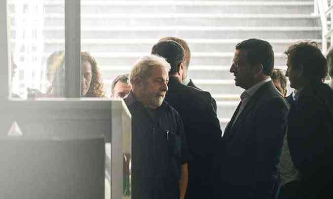 Lula foi levado por policiais federais para prestar depoimento no aeroporto de Congonhas, em So Paulo. Ele disse que se sentiu prisioneiro(foto: MARCOS BIZZOTTO/RAW IMAGE/ESTADAO CONTEUDO )