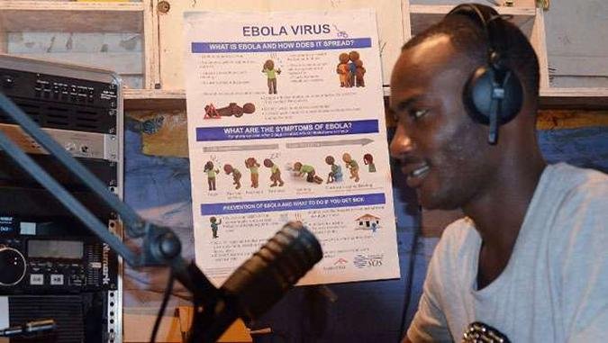 Programa��o de r�dio de Buchanan, na Lib�ria, anuncia medidas contra o Ebola(foto: ZOOM DOSSO / AFP)