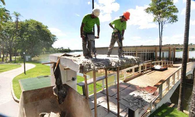 Operários começaram a demolir ontem uma guarita que impede que quem passa na via pública veja o monumento(foto: Beto Novaes/EM/DA Press) Operários começaram a demolir ontem uma guarita que impede que quem passa na via pública veja o monumento(foto: Beto Novaes/EM/DA Press)