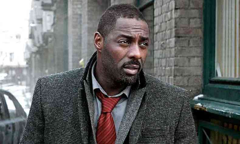 O ator Idris Elba diz que o policial John Luther pode chegar ao cinema(foto: STARZPLAY/DIVULGAO)