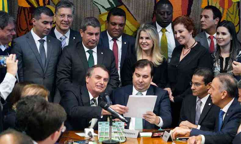 Jair Bolsonaro foi ontem pessoalmente entregar a proposta que altera a legislao ao presidente da Cmara, Rodrigo Maia (DEM-RJ) (foto: Cleia Viana/Cmara dos Deputados)