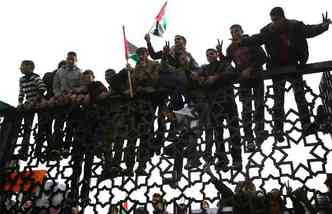 Palestinos pedem s autoridades egpcias que abram a passagem de Rafah, nica sada de Gaza no controlada por israelenses (foto: SAID KHATIB / AFP)