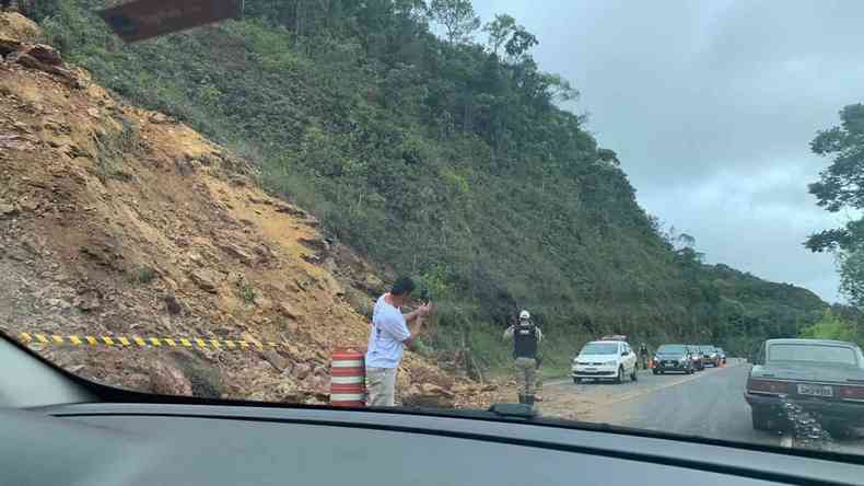 Encosta caiu em Itabirito e bloqueou o sentido BH da rodovia BR-356 chuvas estrada polcia rodoviria militar
