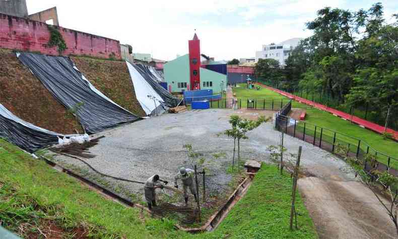 Escola Municipal de Educao Infantil (Emei) no Bairro Ipiranga foi interditada depois que um barranco cedeu. Na Emei da Serra, fechamento se deu por causa de desmoronamento(foto: Gladyston Rodrigues/EM/DA Press)