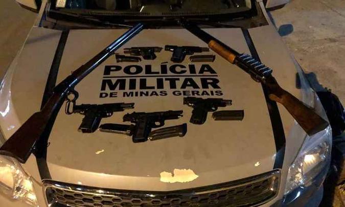 Mesmo com registro de colecionador, armamento foi todo apreendido porque homem não apontou de qual arma partiram os disparos durante briga com funcionário de bar(foto: PM/Divulgação) Mesmo com registro de colecionador, armamento foi todo apreendido porque homem não apontou de qual arma partiram os disparos durante briga com funcionário de bar(foto: PM/Divulgação)