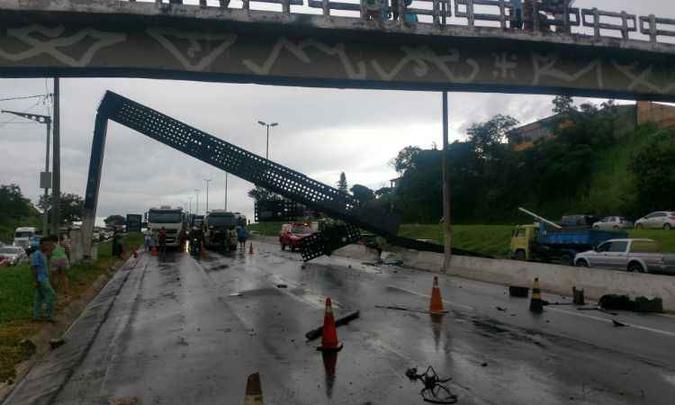 Caminhão atingiu uma das hastes de sustentação do aparelho(foto: Corpo de Bombeiros/Divulgação) Caminhão atingiu uma das hastes de sustentação do aparelho(foto: Corpo de Bombeiros/Divulgação)