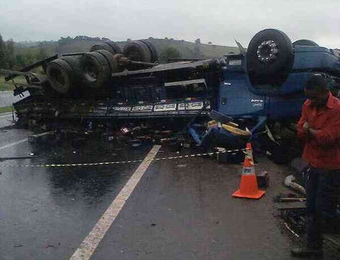 Neste acidente em Campanha, o motorista sofreu apenas escoriaes(foto: Divulgao PRF)