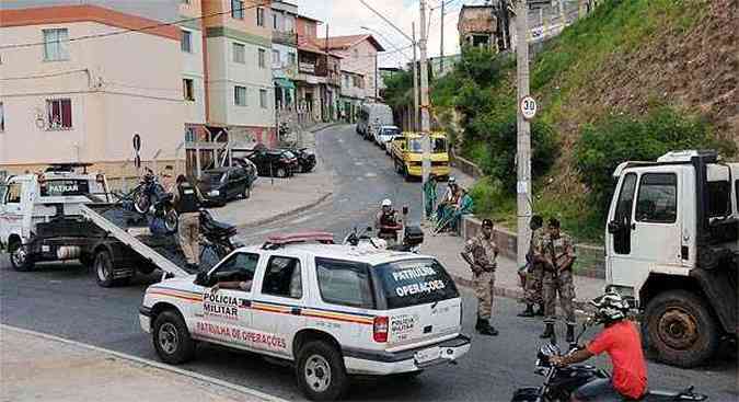 Foram cumpridos oito mandados de busca e apreenso na Favela do Cafezal(foto: Paulo Filgueiras/EM/D.A.Press)