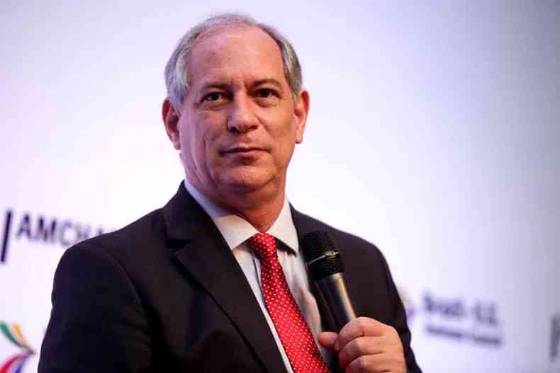 Ciro Gomes de terno preto e gravata vermelha 