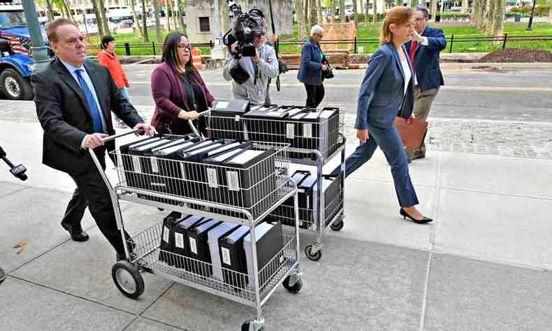 Promotores do caso contra Keith Raniere chegam com documentos sobre a seita para o primeiro dia de julgamento, em maio de 2019, em Nova York(foto: TIMOTHY A. CLARY/ AFP)