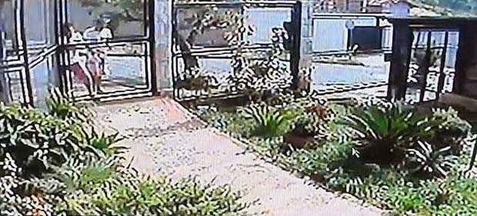 Bandidos conseguiram entrar na casa depois de arrombar o port�o com ferramentas(foto: Reprodu��o youtube)