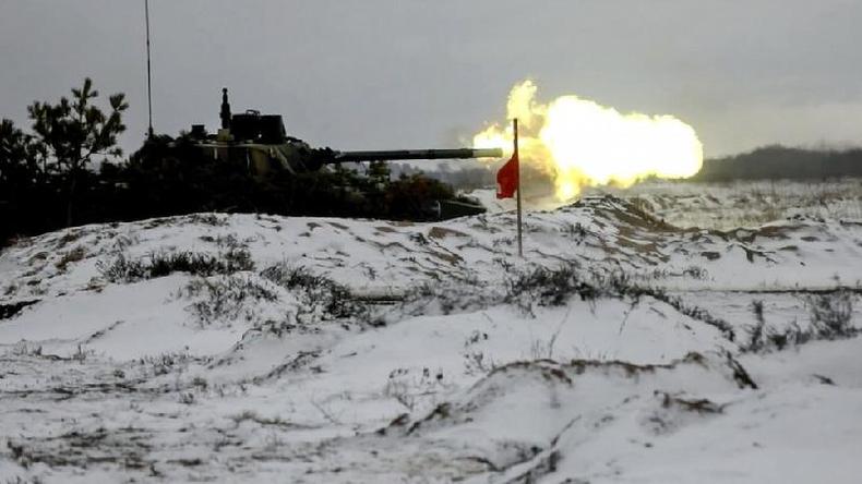 Alguns treinamentos continuam, como um grande exercício conjunto entre Rússia e Belarus, que deve terminar em 20 de fevereiro(foto: EPA/Ministério da Defesa da Rússia) Um blindado russo atira comum canhão participando de exercício conjunto das forças armadas da Bielorrússia e da Rússia