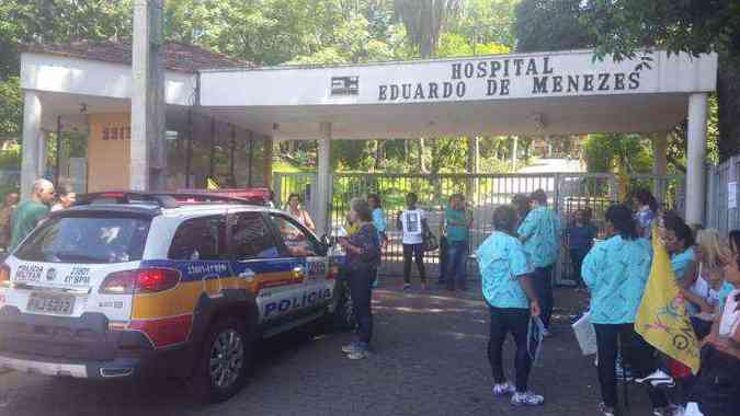 Manifestantes se reuniram na porta do Hospital Eduardo de Menezes(foto: Leandro Couri/EM/D.A>Press)