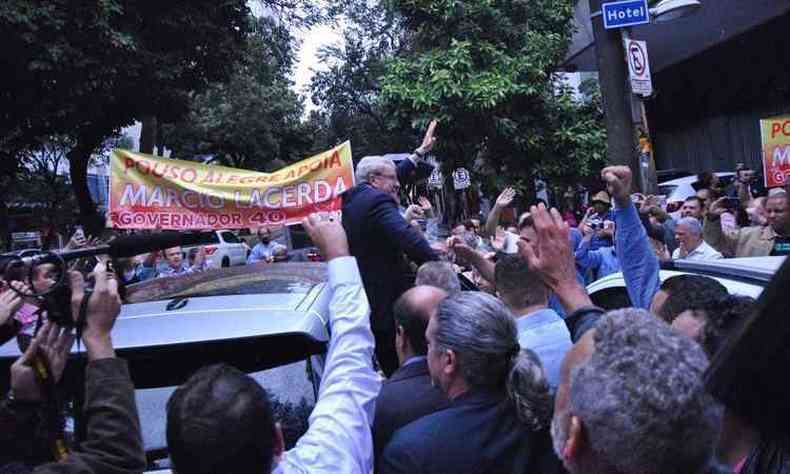 Marcio Lacerda apareceu no fim da conveno tumultuada que aprovou sua candidatura ao governo de Minas e falou a apoiadores(foto: Reproduo/WhatsApp)