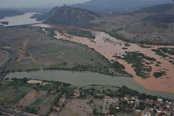 Lama chega pelo Rio Doce a Aimorés: ações buscam reparações ambientais e humanitárias em toda a bacia(foto: Alexandre Guzanshe/EM/D.A Press ) Lama chega pelo Rio Doce a Aimorés: ações buscam reparações ambientais e humanitárias em toda a bacia(foto: Alexandre Guzanshe/EM/D.A Press )