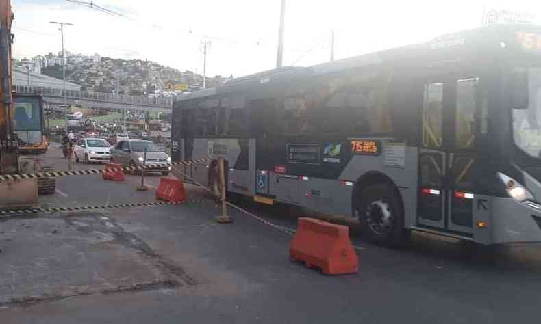 Via 240  mais uma que apresenta problemas de interdio. Sugesto  passar pelas avenidas Cristiano Machado e Saramenha (foto: Reproduo/BHTrans)
