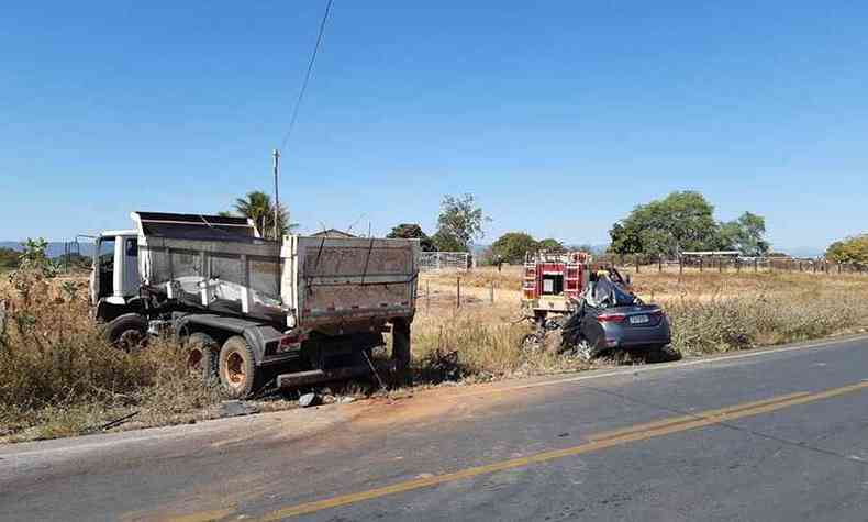 Coliso frontal entre caminho e carro em Mato Verde terminou com dois mortos(foto: Divulgao/Corpo de Bombeiros)