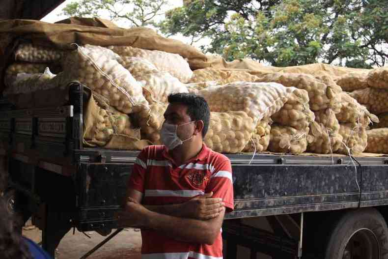 Claudinei Godoy vende batatas na Ceasaminas, em Contagem, Regio Metropolitana de BH. Segundo o produtor, 40% de sua mercadoria ficou 