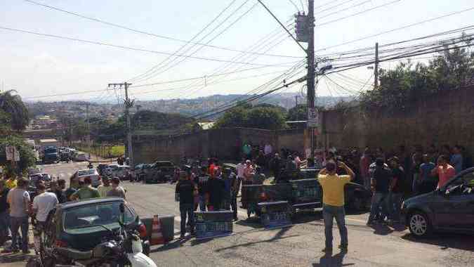 Com faixas e cartazes, os policiais civis foram para a Rua Djezar Leite, que fica ao lado do Detran Gameleira, e fecharam a via(foto: Polcia Militar / Divulgao)