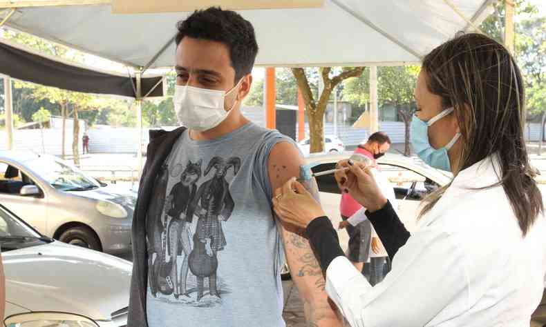 O maior nmero de vacinados com a primeira dose tambm est em So Paulo (foto: Edesio Ferreira/EM/D.A Press)