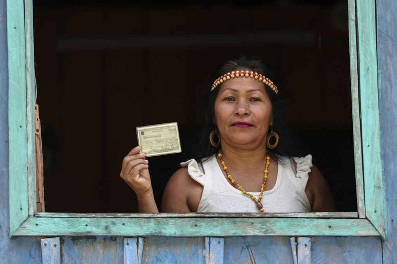 Indígena Kambeba mostra orgulhosa o título de eleitor(foto: Michael DANTAS / AFP) Indígena Kambeba mostra orgulhosa o título de eleitor