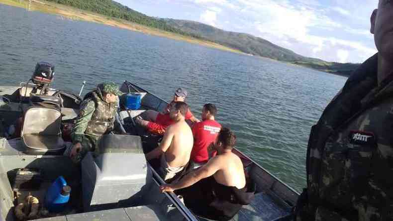 Bombeiros, policiais militares e militares da marinha buscam pelos corpos desaparecidos no lago(foto: CBMMG)