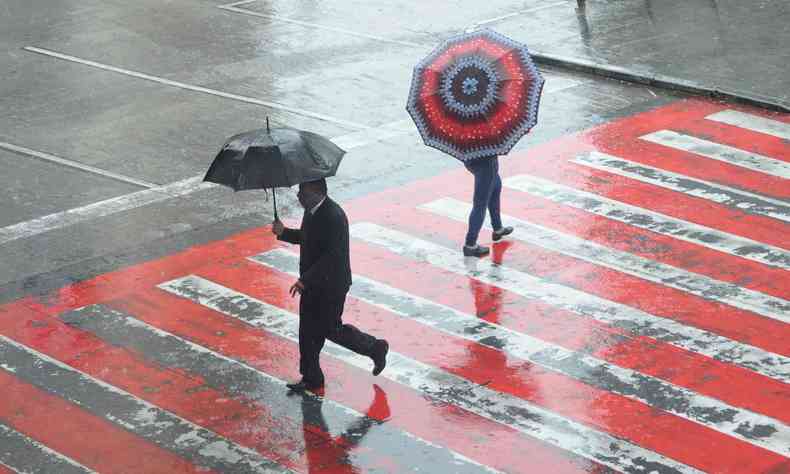 pessoas com guarda-chuva 