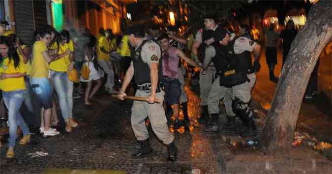 Policiais prenderam 10 pessoas e usaram bombas de efeito moral para dispersar a confuso que comeou antes do fim da partida(foto: Tulio Santos/EM/D.A Press)