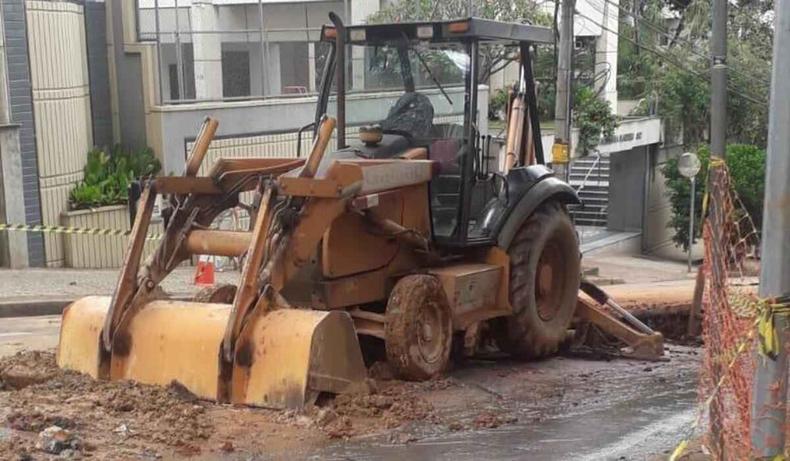 Trator de obra no meio da rua.