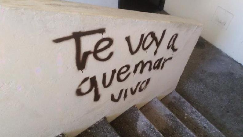 Há meses, Padilla denunciava ameaças que atribuía a seus vizinhos(foto: Twitter) Foto mostra parede da escada pichada com a seguinte mensagem: 'Vou te queimar viva'