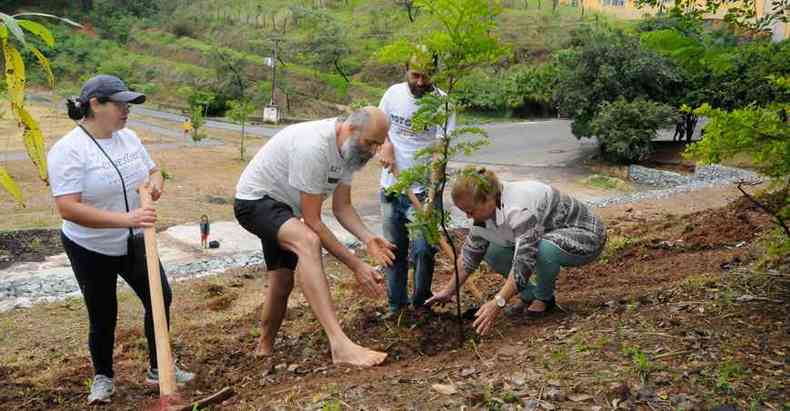 Moradores plantaram mudas para futuro laboratrio ecolgico(foto: Paulo Filgueiras/EM/D.A Press)