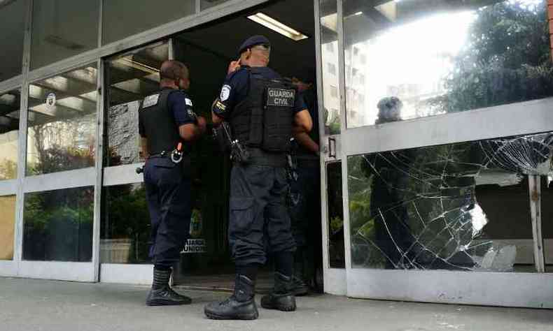 A porta de vidro da entrada da Secretaria Municipal de Educao acabou danificada durante o tumulto (foto: Gladyston Rodrigues/EM/D.A.Press)