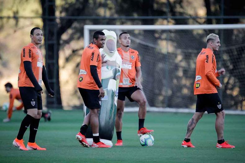Ricardo Oliveira, Alerrandro, Papagaio e Vinícius em treino na Cidade do Galo: mais variações para Rodrigo Santana(foto: BRUNO CANTINI/ATLÉTICO) Ricardo Oliveira, Alerrandro, Papagaio e Vinícius em treino na Cidade do Galo: mais variações para Rodrigo Santana(foto: BRUNO CANTINI/ATLÉTICO)