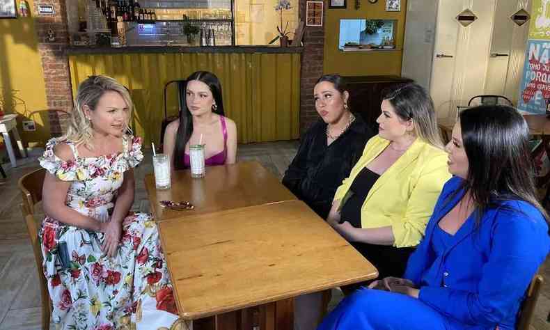 No Programa Eliana, a apresentadora Eliana, a ex-bbb Juliette e trs amigas paraibanas dela conversam, sentadas em volta da mesa