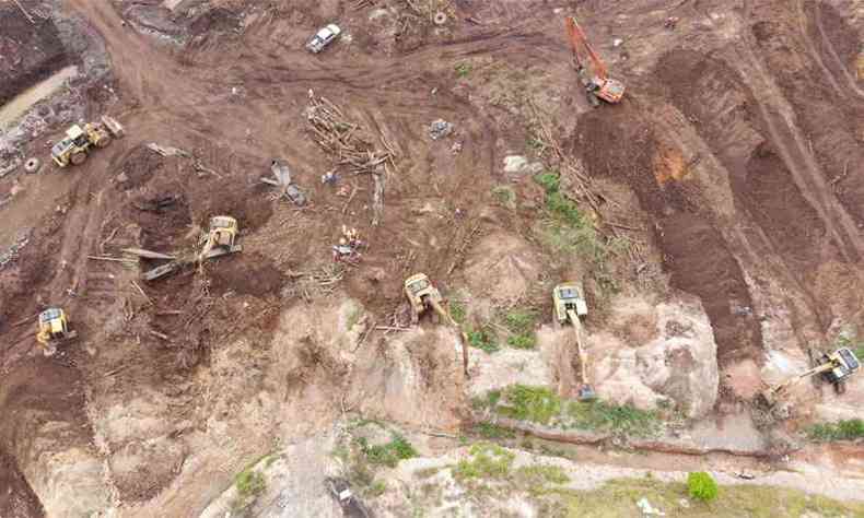 Bombeiros procuram as vtimas na rea do rompimento h mais de 200 dias(foto: Corpo de Bombeiros/Divulgao)