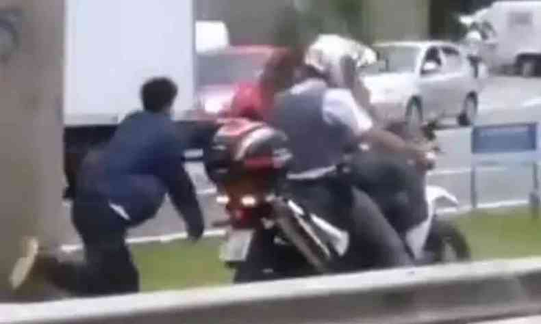 Homem negro é arrastado por Policial Militar em moto