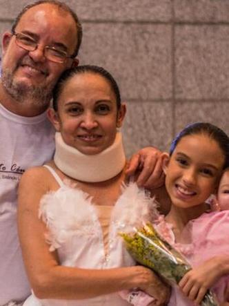 Wberty Marlire, a bailarina Wilmara, mulher dele, e a filha, Maria Clara, posam para foto abraados e sorrindo