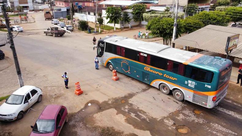 nibus so barrados em barreiras feitas pela prefeitura de Timteo