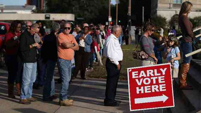 Populao de Little Rock, no Arizona, em fila para primeiras votaes do dia(foto: JUSTIN SULLIVAN/GETTY IMAGES NORTH AMERICA/AFP)