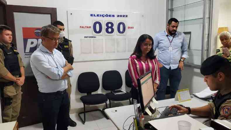 Deputada estadual Rosngela Reis registrando boletim de ocorrncia contra o Partido Liberal, cercada de policiais, dentro do prprio partido. 